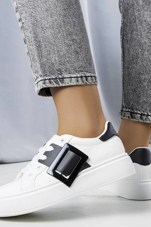 Tênis branco decorado com fivela Toni...