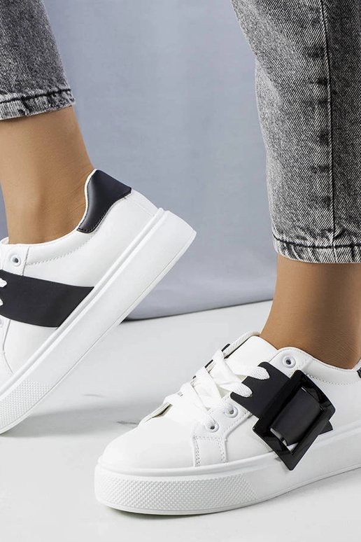 Tênis branco decorado com fivela Toni...