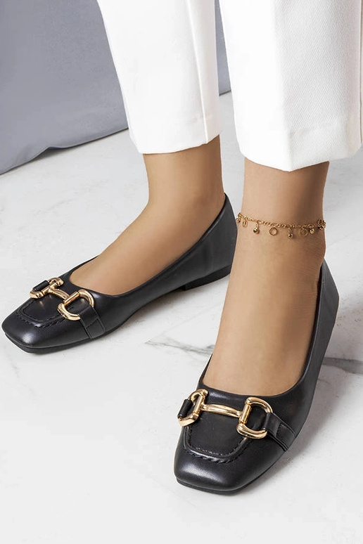 Sapatilhas pretas com decoração...