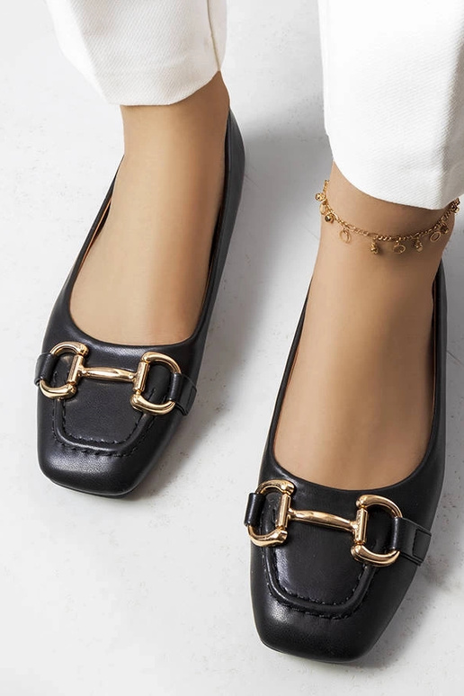 Sapatilhas pretas com decoração...