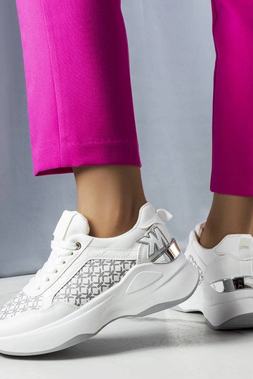 Tênis branco com monograma...