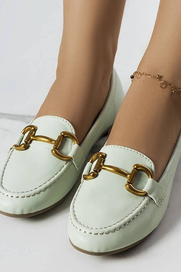 Mocassim verde com decoração dourada Regina 2