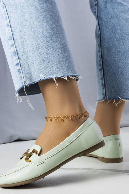 Mocassim verde com decoração dourada...