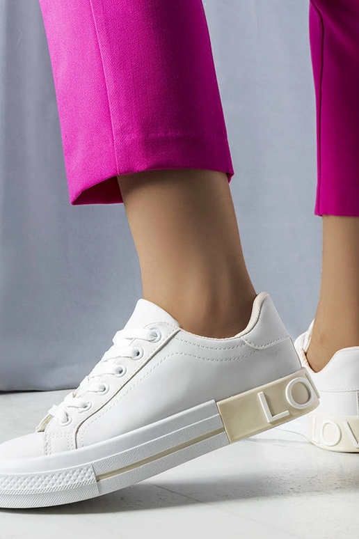 Tênis branco e bege decorados com a...