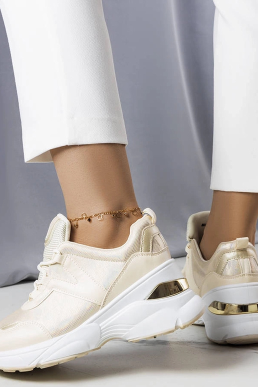 Tênis bege com apliques metálicos Ruais