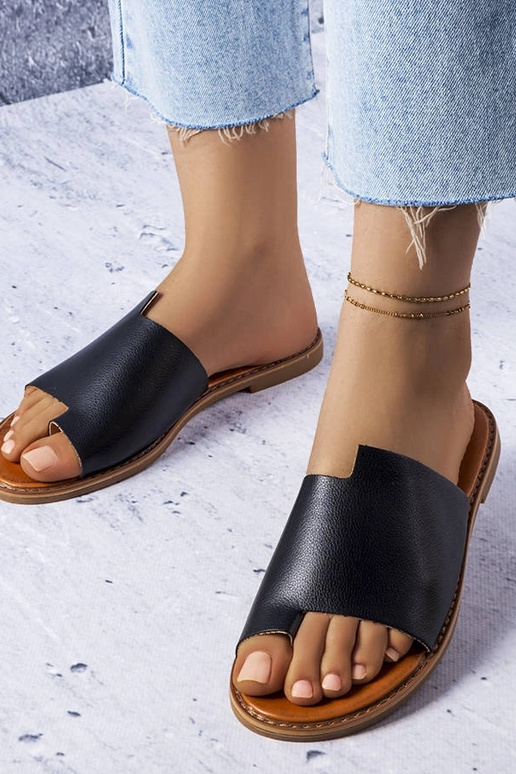 Chinelos pretos com cano irregular,...