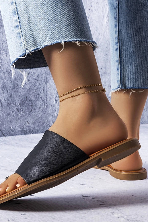 Chinelos pretos com cano irregular,...