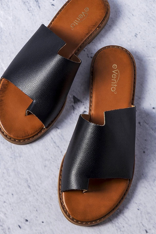 Chinelos pretos com cano irregular,...