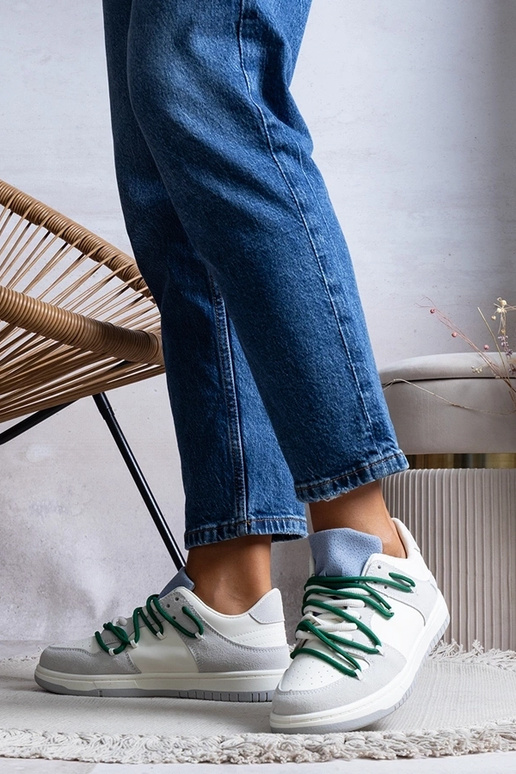 Tênis feminino cinza com cadarço...