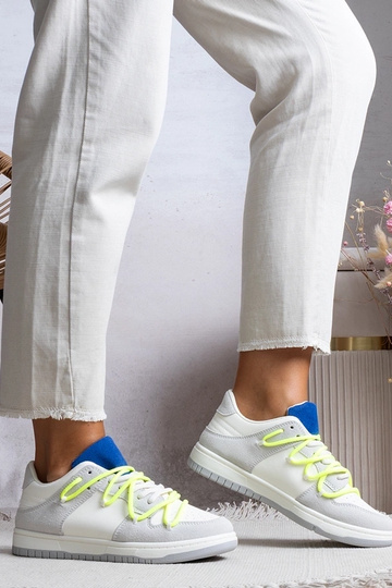 Tênis feminino cinza com cadarço neon Arcobaleno