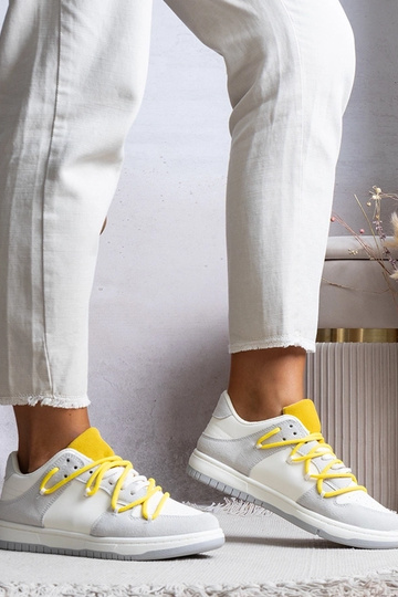Tênis feminino cinza com cadarço amarelo Arcobaleno