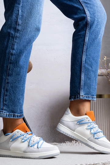 Tênis feminino cinza cadarço azul Arcobaleno