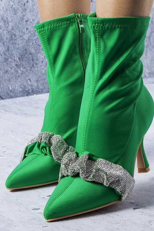 Botins verdes decorados com zircões...