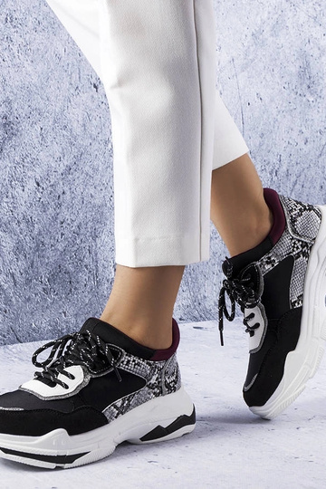 Tênis pretos decorados com...