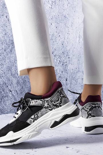 Tênis pretos decorados com... 2