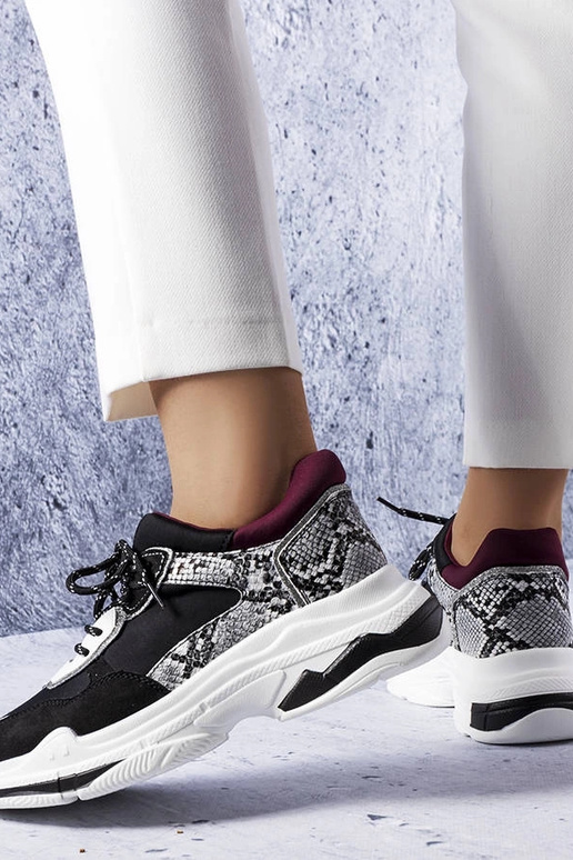 Tênis pretos decorados com inserções...