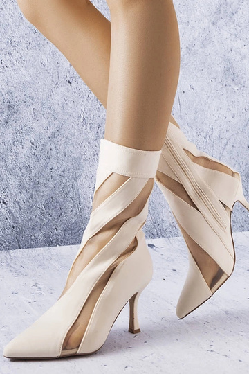 Botas na cor areia com...