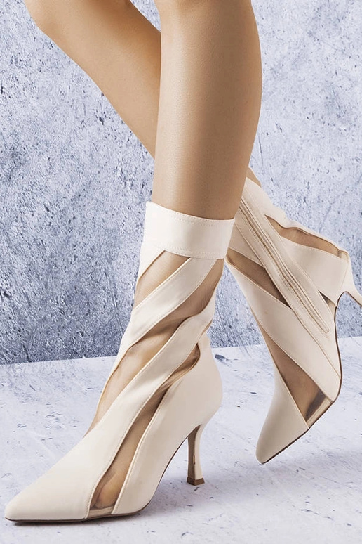 Botas na cor areia com inserções...