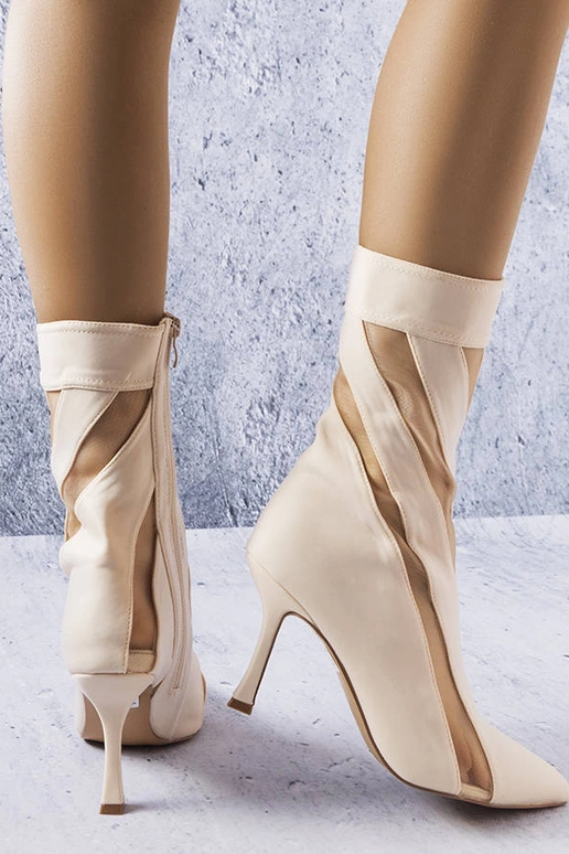 Botas na cor areia com inserções...