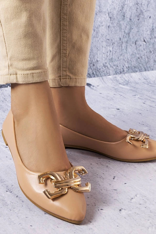 Sapatos elegantes bege com enfeite,...