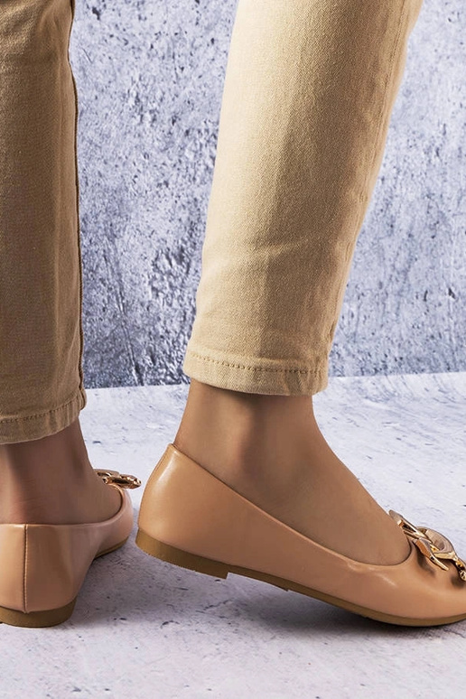 Sapatos elegantes bege com enfeite,...