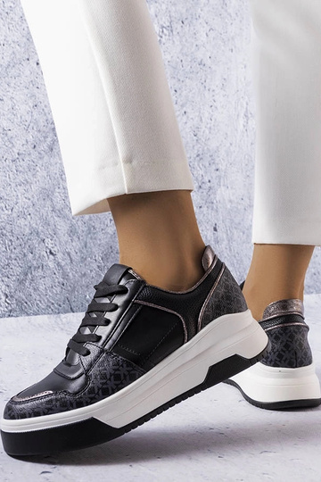 Tênis pretos decorados com...