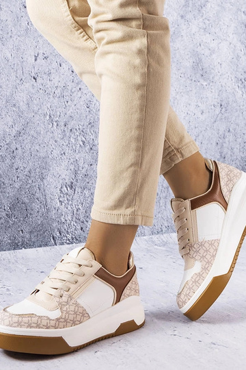 Tênis marrom decorado com o...