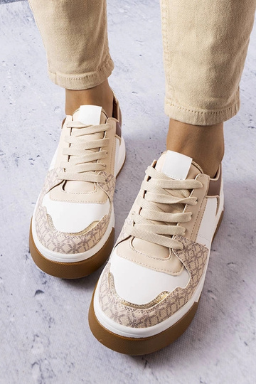 Tênis marrom decorado com o... 2