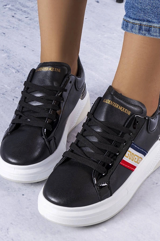 Sapatos pretos com palmilhas de couro...