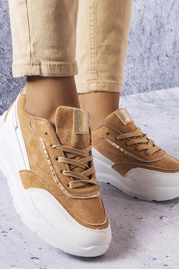 Tênis de camurça sintética...