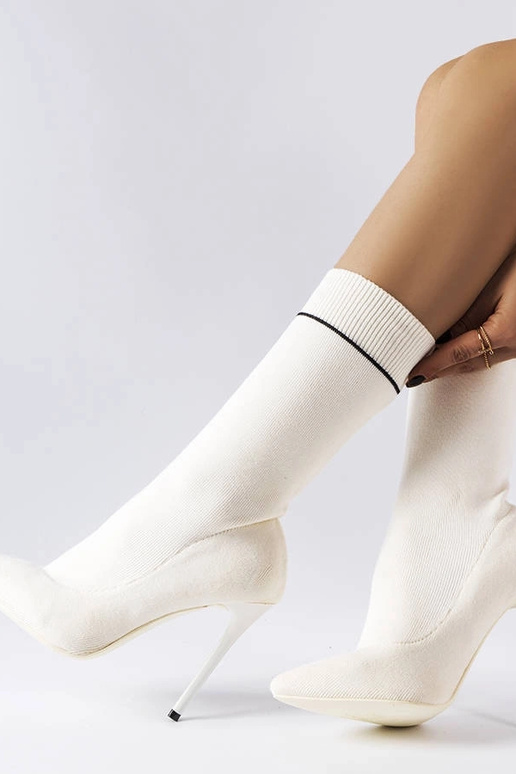Botas de meia brancas com salto alto...