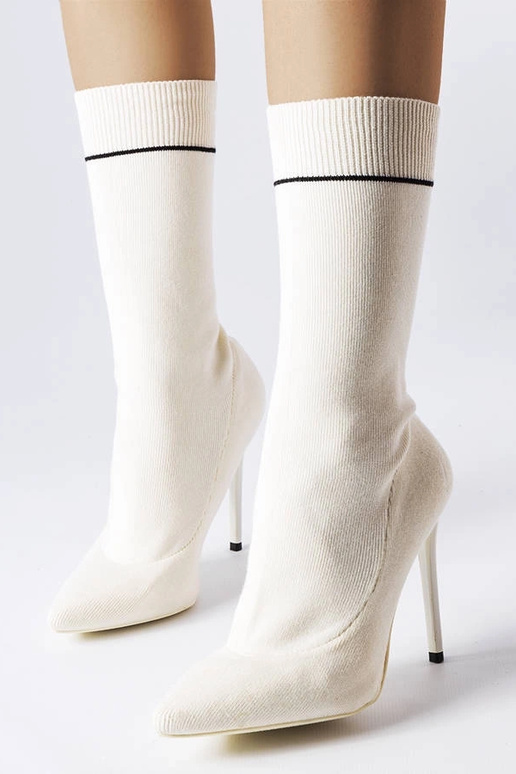 Botas de meia brancas com salto alto...