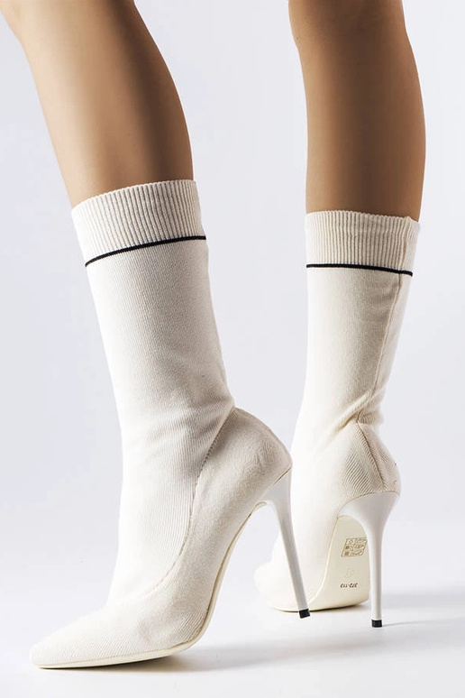 Botas de meia brancas com salto alto...