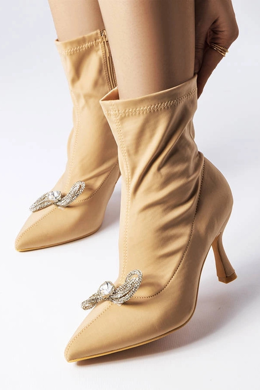Botins bege decorados com laço de...