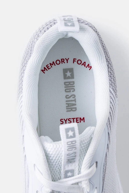 Tênis esportivos masculinos brancos e... Tênis esportivos masculinos brancos e...