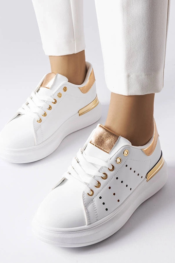 Tênis branco com perfuração...