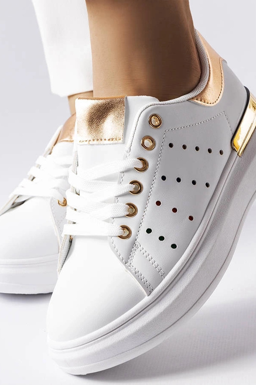 Tênis branco com perfuração colorida...