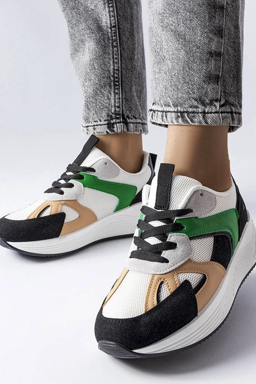 Tênis esportivos pretos de materiais...