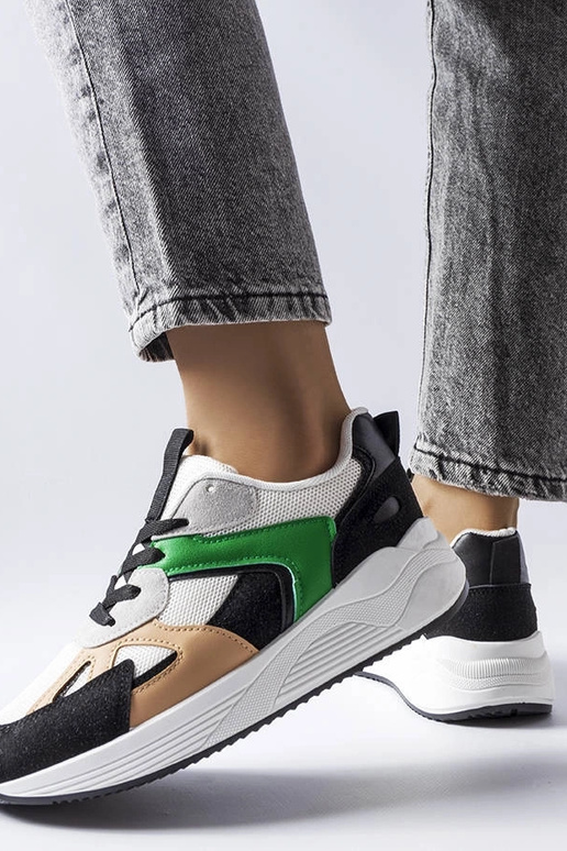 Tênis esportivos pretos de materiais...