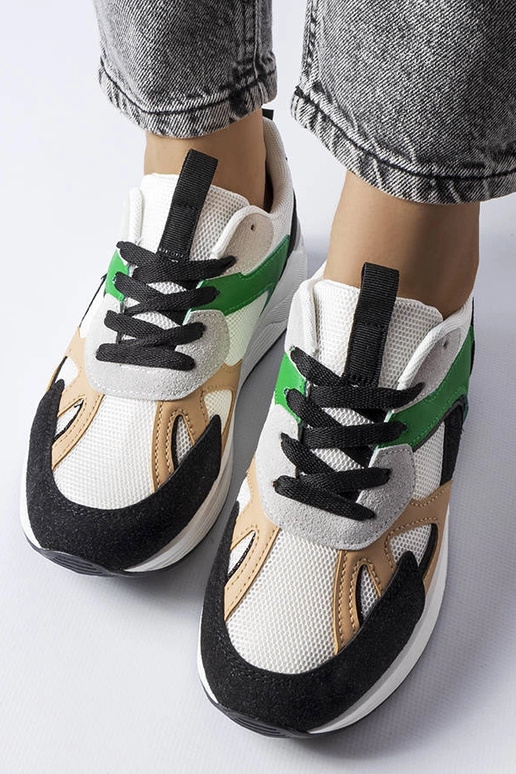 Tênis esportivos pretos de materiais...