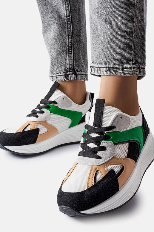 Tênis esportivos pretos de materiais...