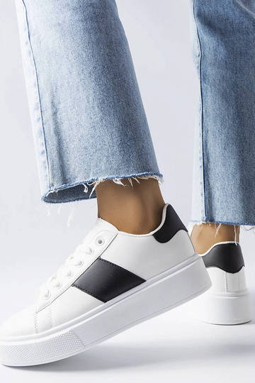 Tênis branco com tira preta...