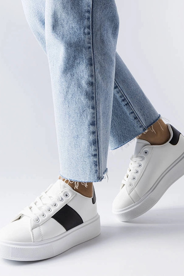 Tênis branco com tira preta... 2