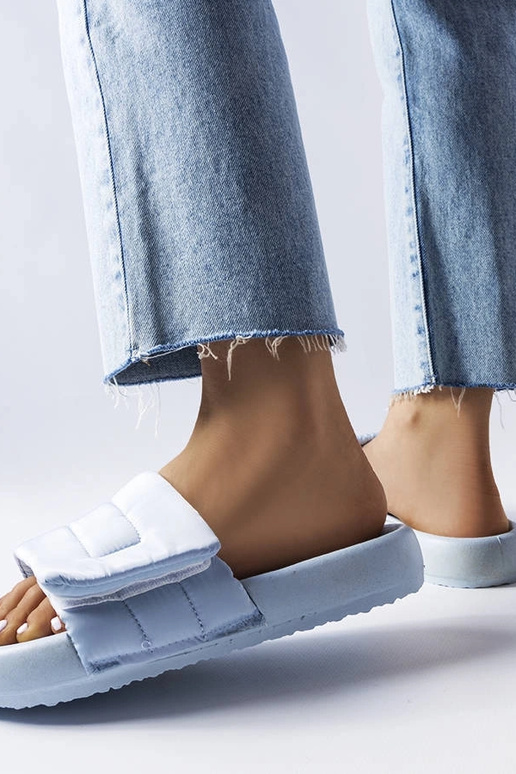 Chinelos azuis com fecho de velcro... Chinelos azuis com fecho de velcro...