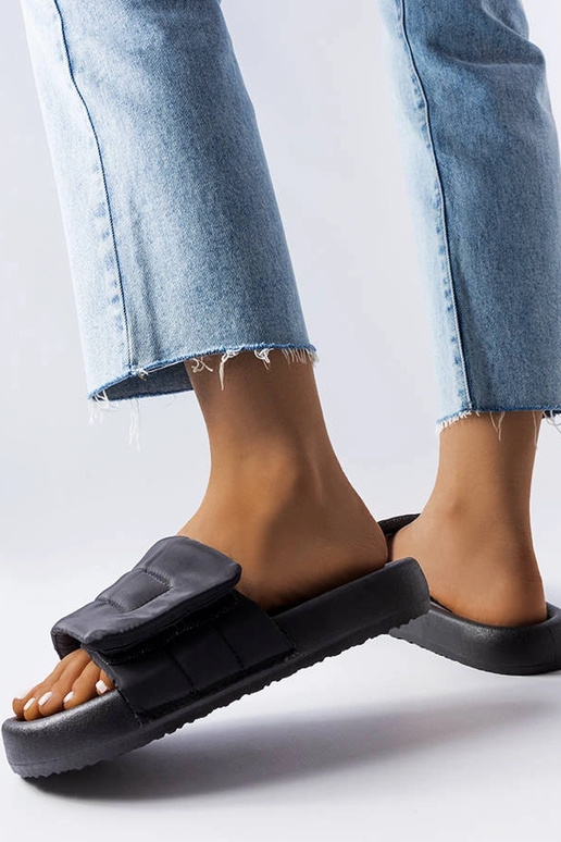 Chinelos pretos com fecho de velcro,...