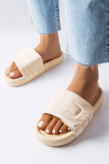 Chinelo bege com fecho de...