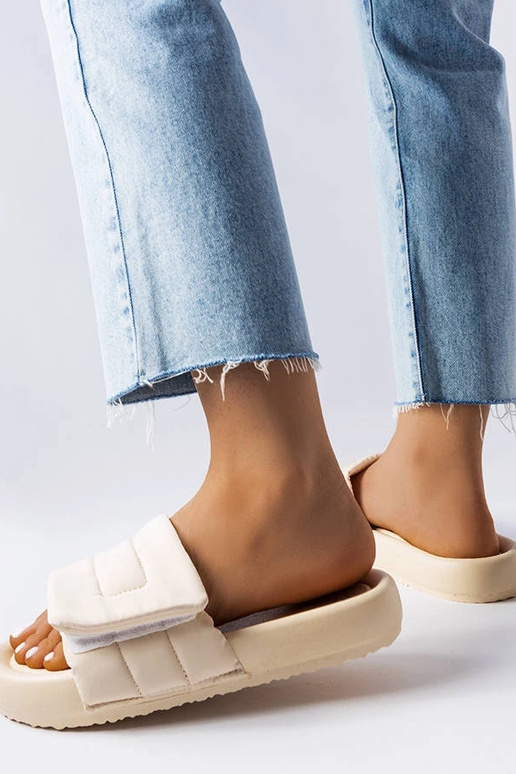 Chinelo bege com fecho de velcro Aleron Chinelo bege com fecho de velcro Aleron