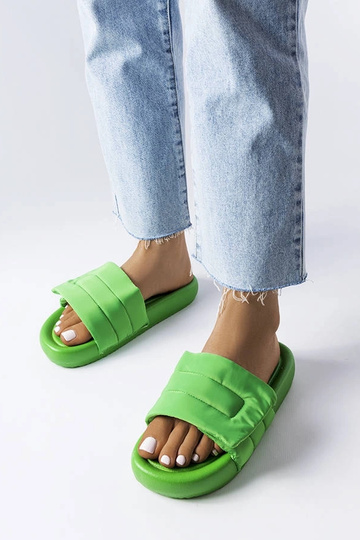 Chinelos verdes com fecho...