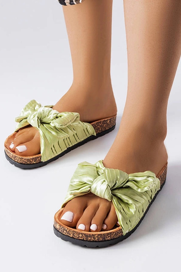 Chinelo verde com laço da...