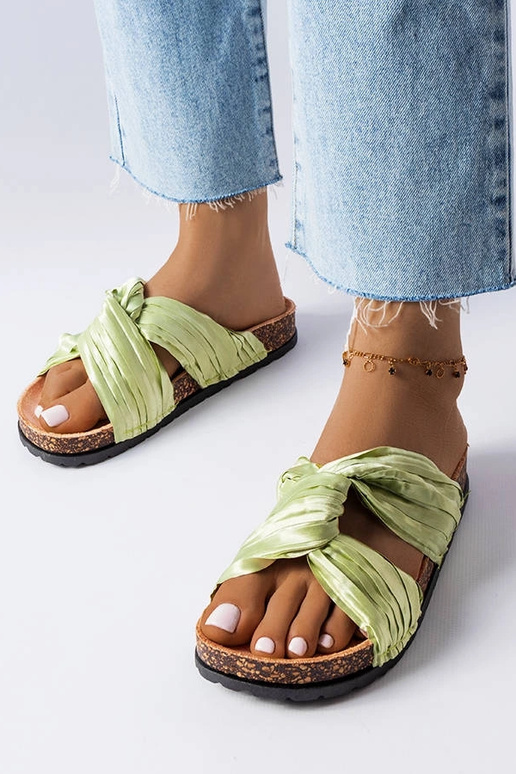 Chinelos verdes decorados com... Chinelos verdes decorados com...